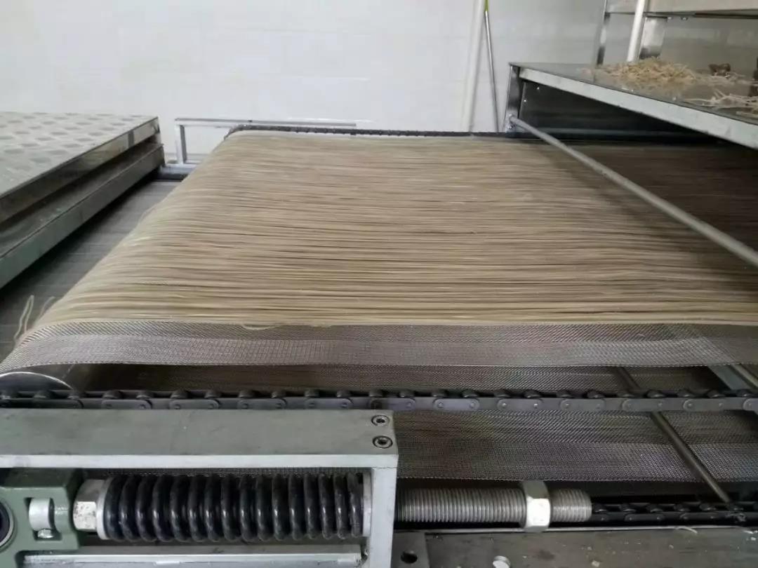 全自動(dòng)粉條機(jī)粉條平鋪干燥.jpg